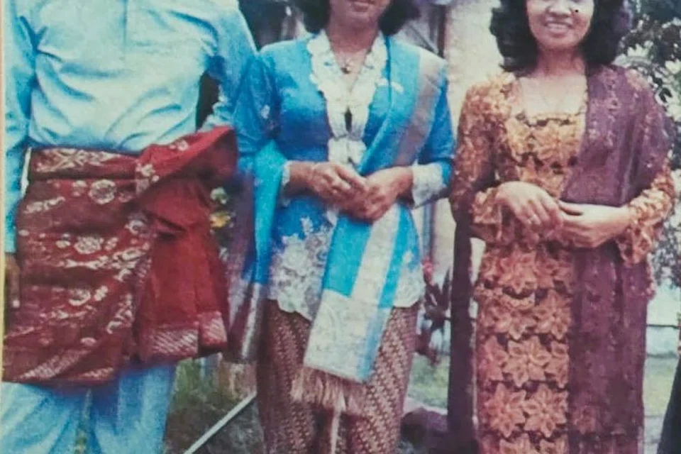 Allahyarham A. Ramlie bersama isterinya, Maria Bachok, dan Sanisah Huri dalam satu penggambaran Hari Raya untuk sebuah majalah.