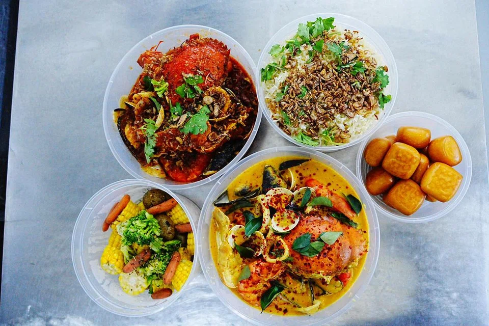 SET HIDANGAN: ‘Jumbo Bucket’ mengandungi ketam, udang karang, kupang, udang, lala, sayur campur, nasi mentega bawang putih, 12 ‘mantou’ (roti ban kukus) dan minuman ringan.