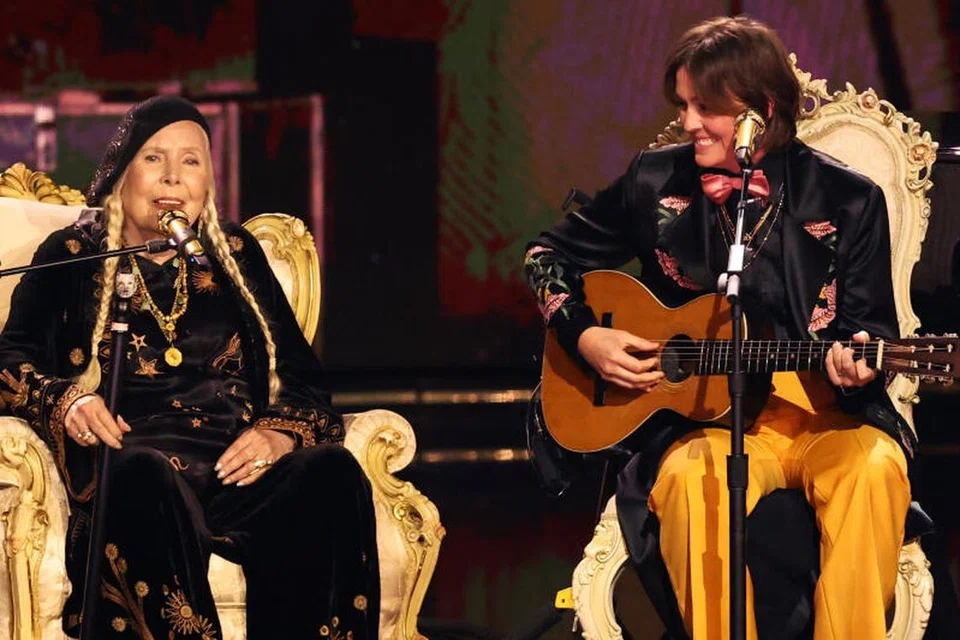 Joni Mitchell (kiri) menggagahkan semangatnya menyanyi buat kali pertama di pentas Grammy pada usia 80 tahun dengan diiringi Brandi Carlile.