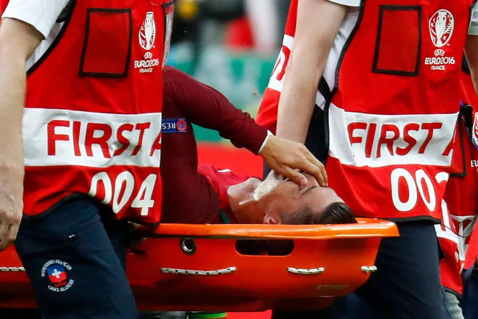 KECEWA DIUSUNG KELUAR PADANG: Ronaldo diusung keluar padang selepas mengalami kecederaan hanya 25 minit selepas perlawanan dimulakan. - Foto AFP 