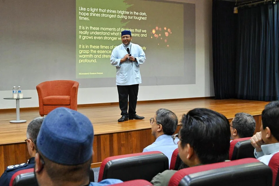 Berjudul ‘Mencari Petunjuk dan Kekuatan dalam Iman’, Timbalan Mufti Ustaz Dr Mohammad Hannan Hassan (atas pentas), memberi nasihat kepada sekitar 650 banduan semasa Ceramah Motivasi Mufti pada 2 Oktober 2024. Turut hadir ialah Menteri Negara (Ehwal Dalam Negeri merangkap Pembangunan Negara), Profesor Madya Dr Muhammad Faishal Ibrahim, selaku tetamu terhormat. 