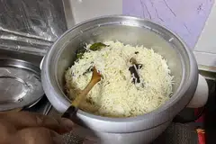 Nasi Bawang yang dimasak menggunakan resipi peninggalan arwah datuk penulis kini lambang yang mempererat silaturahim dalam keluarga besarnya. 