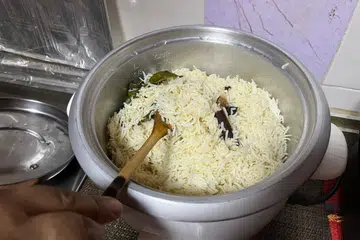 Nasi Bawang yang dimasak menggunakan resipi peninggalan arwah datuk penulis kini lambang yang mempererat silaturahim dalam keluarga besarnya. 