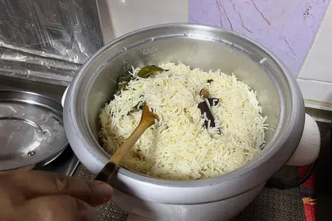 Nasi Bawang yang dimasak menggunakan resipi peninggalan arwah datuk penulis kini lambang yang mempererat silaturahim dalam keluarga besarnya. 