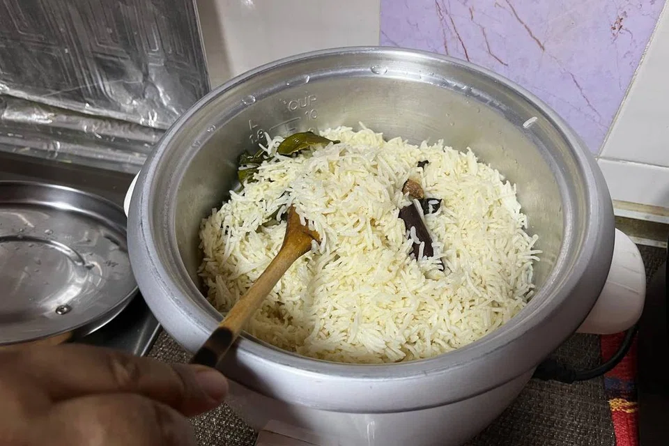 Nasi Bawang yang dimasak menggunakan resipi peninggalan arwah datuk penulis kini lambang yang mempererat silaturahim dalam keluarga besarnya. 