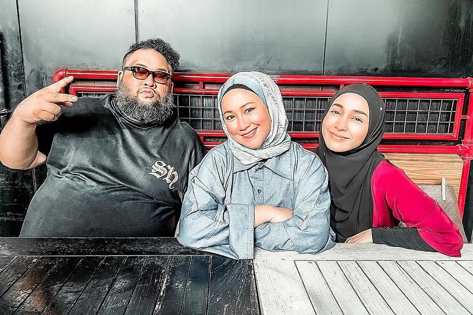MENCARI ALTERNATIF: Sheikh Haikel bersama isterinya Anna Bell Francis (tengah) dan pelakon Elfaeza Ul Haq mengendalikan penjualan secara live dalam talian menerusi Haikel's House of Deals. - Foto ihsan SHEIKH HAIKEL
