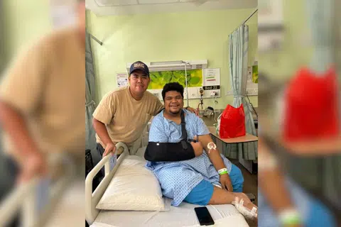 Encik Firdaus Hatta Mohammed, 33 tahun (baju biru) diziarah temannya Encik Hisyam Sulaiman, 34 tahun ketika sedang dirawat di Hospital Universiti Nasional Singapura (NUH).