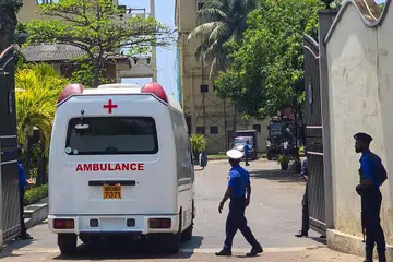 Sebuah ambulans memasuki ibu pejabat tentera laut selatan Sri Lanka di Galle pada 4 Mac 2026 untuk membawa kelasi Iran yang diselamatkan dari kapal frigat Iran, IRIS Dena, yang tenggelam di luar perairan pulau itu pada hari yang sama.
Sri Lanka menyelamatkan 32 kelasi yang dilaporkan cedera parah dari kapal perang tersebut yang tenggelam di luar perairan wilayah negara itu, kata Menteri Luar Sri Lanka, Vijitha Herath.