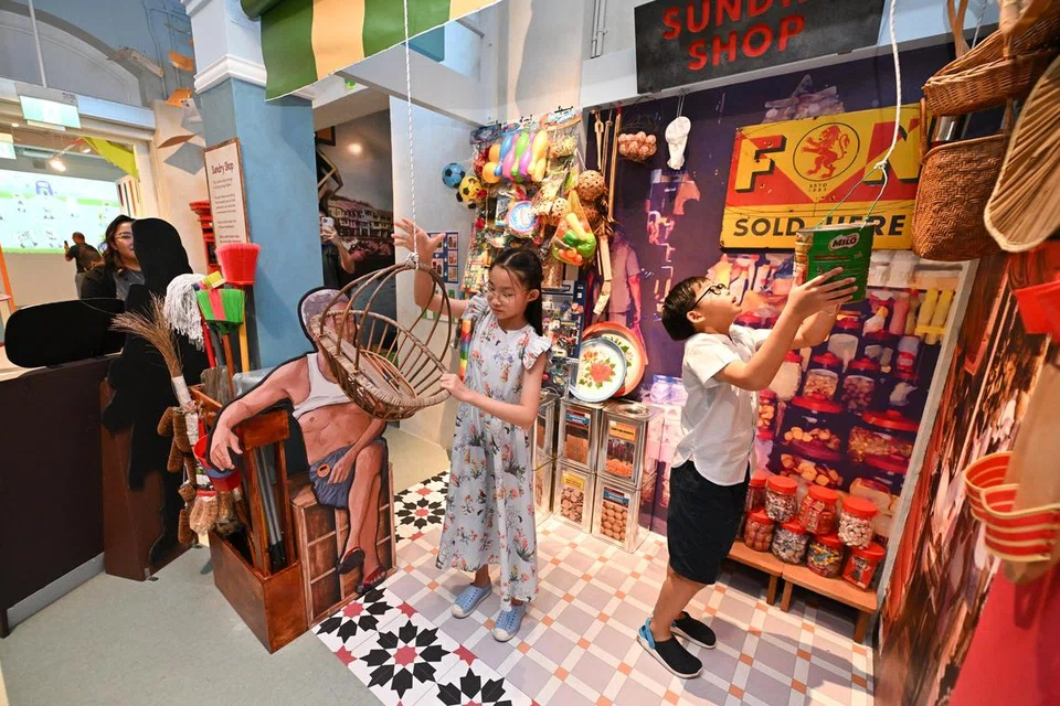 Kanak-kanak di pameran tetap, ‘A Voyage Back In Time’, di Muzium Kanak-Kanak Singapura. 