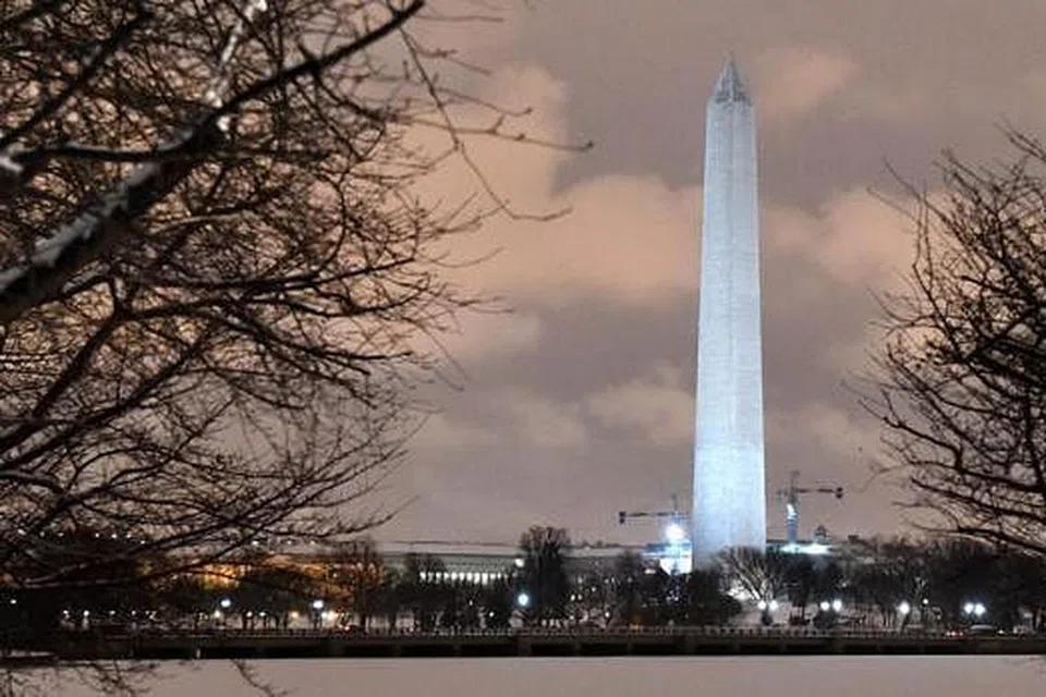 TUGU PERINGATAN WASHINGTON: Tugu peringatan yang ikonik ini mampu memikat jutaan pengunjung dari serata dunia bukan sahaja kerana seni bina dan reka bentuk yang menarik, bahkan juga kawasan dataran sekeliling yang indah lagi menyamankan. - Foto AFP
