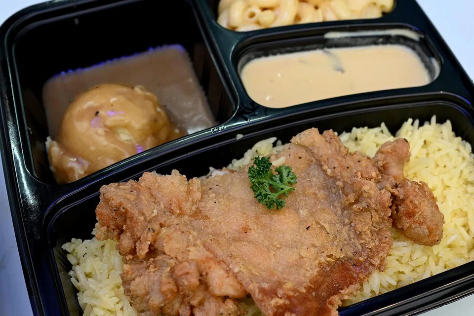 Pelanggan boleh memilih gabungan hidangan antaranya, Buttered Rice, Crispy Chicken, Salted Egg Sauce dan Macaroni and Cheese yang berharga $12, di reruai Brostern, jenama makanan fusion Barat-Asia.