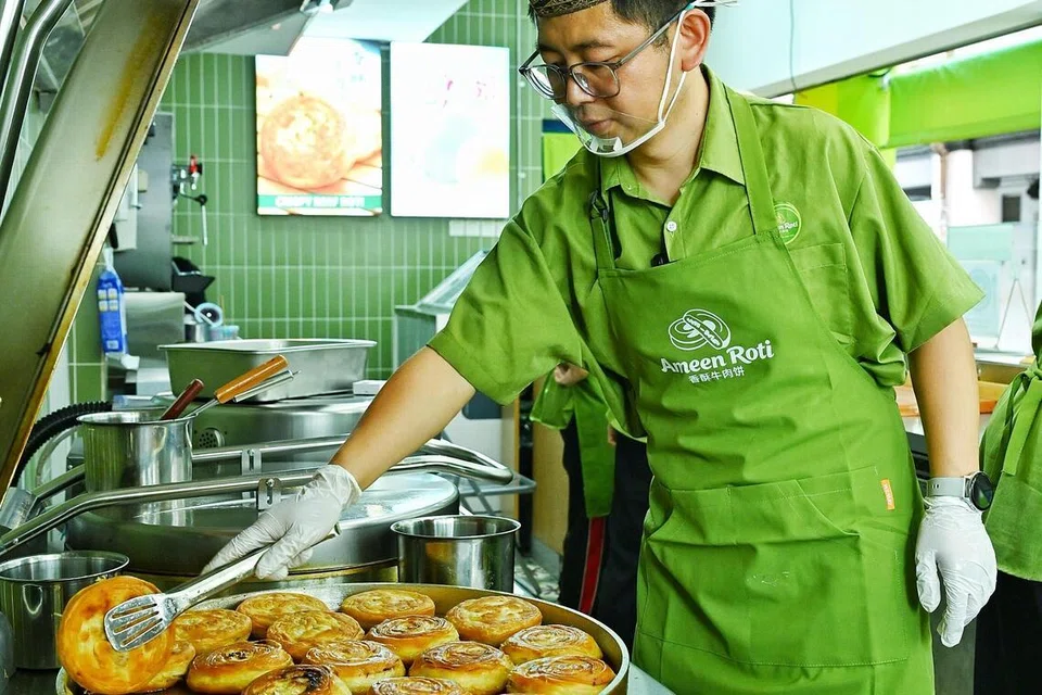 Setiap keping roti digoreng di atas kuali selama kira-kira tujuh minit pada setiap bahagian bagi mendapatkan tekstur garing di luar, namun kekal lembut dan berjus di dalam.