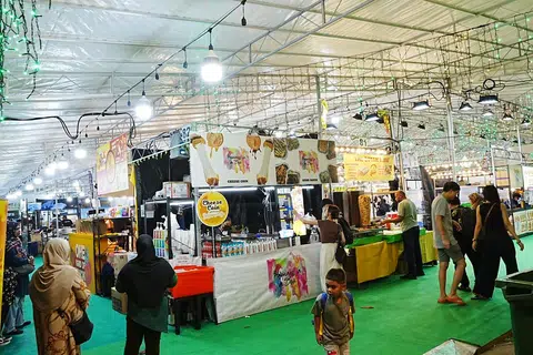 Bazar Raya Geylang Serai 2025 dari 26 Februari hingga 31 Mac menghimpunkan lebih 500 reruai, termasuk 150 reruai makanan dan minuman. Persembahan harian serta hiasan lampu bertemakan unsur tradisi turut melengkapkan suasana bazar.