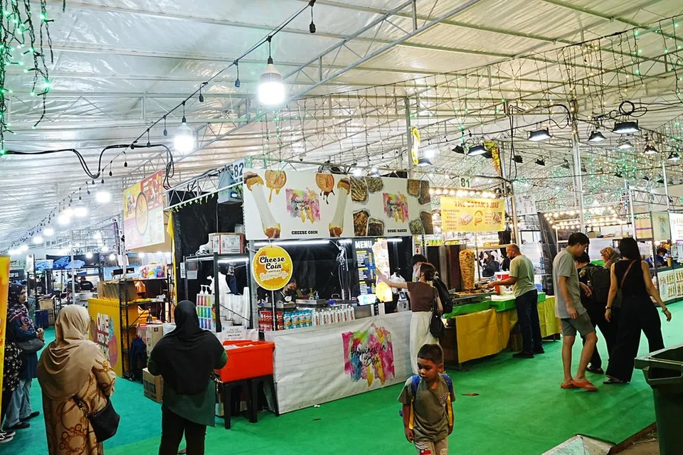 Bazar Raya Geylang Serai 2025 dari 26 Februari hingga 31 Mac menghimpunkan lebih 500 reruai, termasuk 150 reruai makanan dan minuman. Persembahan harian serta hiasan lampu bertemakan unsur tradisi turut melengkapkan suasana bazar.
