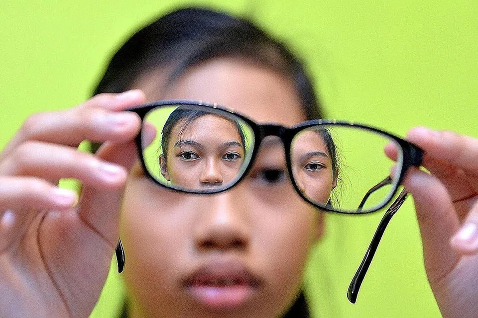 MYOPIA TINGGI: Farah Najdah Humaira mempunyai kadar darjah penglihatan yang tinggi pada kededua belah matanya akibat myopia yang menimbulkan parut paa retina. - Foto M.O. SALLEH