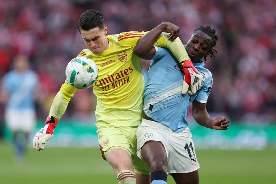 Penjaga gol Arsenal, Kepa Arrizabalaga (kiri), beraksi di padang bersama pemain Manchester City, Jeremy Doku, dalam final Piala Carabao.