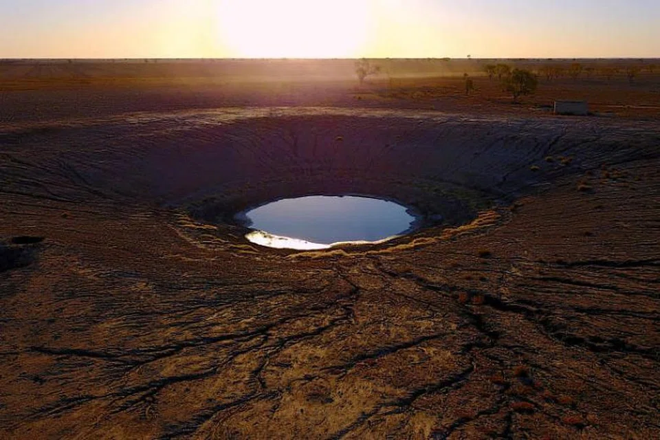 DILANDA KEMARAU: Cuaca panas terik di Sydney menyebabkan paras air di empangan bandar itu merosot pada kadar paling pantas yang pernah dicatat. -Foto REUTERS.