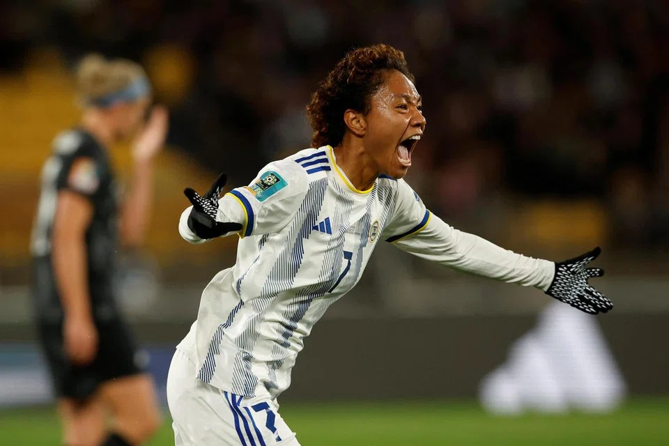 JARING GOL: Sarina Bolden meraikan gol kemenangannya setelah menanduk masuk bola ke dalam gawang.