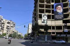 Potret pemimpin Hezbollah, Encik Hassan Nasrallah, digantung pada sebuah bangunan di pinggir selatan Beirut, Lebanon, sehari selepas kematiannya diumumkan, pada 29 September.