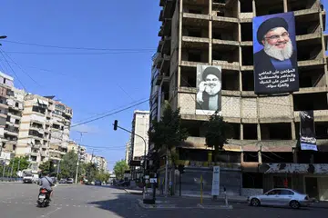 Potret pemimpin Hezbollah, Encik Hassan Nasrallah, digantung pada sebuah bangunan di pinggir selatan Beirut, Lebanon, sehari selepas kematiannya diumumkan, pada 29 September.