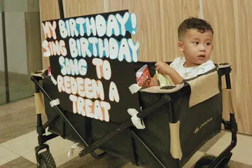 Muhammad Umar Mateen Muhammad Syafiq yang menyambut hari jadinya bersama orang awam dengan kereta sorong kecil yang telah dihiasi dengan pelbagai cemelan.