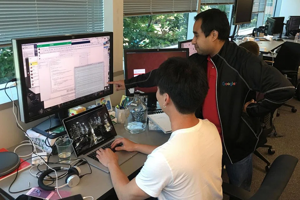 SILICON VALLEY NADI TEKNOLOGI TINGGI: Encik Muhammad Haji Mohsin (berdiri) yang kini bertugas sebagai jurutera sofwe Google berkata bidang teknologi menawarkan banyak peluang, comtohnya selaku penganalisis data, pemasaran digital, pengurus jualan dan ia tidak terbatas hanya sebagai jurutera. - Foto ihsan MUHAMMAD HAJI MOHSIN