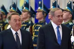Presiden Kazakhstan ketika itu, Encik Nursultan Nazarbayev (kiri), dan Perdana Menteri Israel, Encik Benjamin Netanyahu, memeriksa barisan kawalan kehormatan semasa pertemuan mereka di Astana, Kazakhstan, pada 14 Disember 2016.