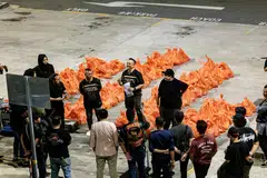 Pengasas bersama Projek Sahur 2024, Encik Hilman Hazzwan Hamidan (paling kanan di hadapan, bertopi hitam) semasa taklimat sebelum pengagihan Pek Makanan Sahur kepada 175 keluarga.
