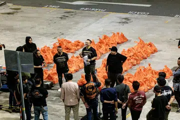 Pengasas bersama Projek Sahur 2024, Encik Hilman Hazzwan Hamidan (paling kanan di hadapan, bertopi hitam) semasa taklimat sebelum pengagihan Pek Makanan Sahur kepada 175 keluarga.