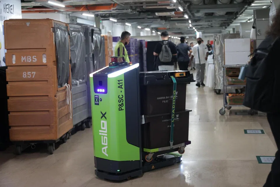 Marina Bay Sands (MBS) menggunakan robot berautonomi untuk melakukan tugas penghantaran ke hotel dan Pusat Konvensyen dan Ekspo Sands, menjadikan pengerahan robot sedemikian yang pertama dalam sektor hospitaliti Singapura. Sekitar 69.7 peratus syarikat di Singapura telah mengautomasikan hanya sehingga 25 peratus proses perniagaan mereka, menurut Laporan ‘Negara, Pasaran dan Penyepaduan Serantau’.