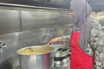 Ramadan, agih bubur daging, Haji Kadir Foods Pte Ltd, Nazima Begam, Mohamed Iqbal Abdul Kadir