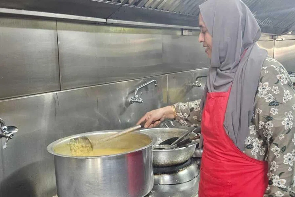 Isteri pemilik Haji Kadir Foods Pte Ltd, Cik Nazima Begam, masak bubur daging resipi khas, untuk diagihkan sepanjang Ramadan di cawangan Lavender dan Tampines.