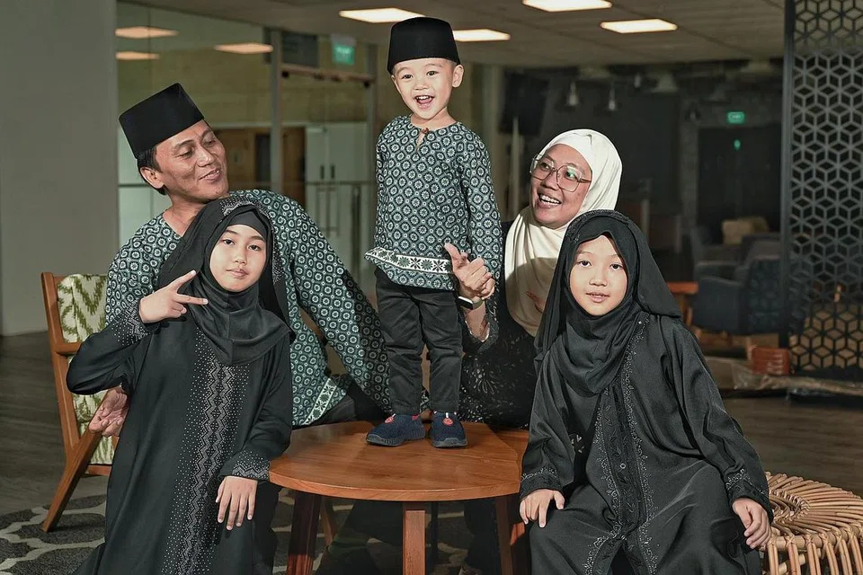 HIDUP KEMBALI NORMAL: Dilahirkan pada 29 Februari 2020, kehidupan awal Upu Jazli Eilhan Shah (diri atas meja) dipenuhi banyak sekatan pandemik Covid-19. Namun dengan Singapura kini dalam tahap Dorscon hijau, Eilhan dan keluarganya - ibu, Cik Nur Ri'an Abdullah Lim Ruiyan (tudung putih); bapa, Encik Upu Jallauddin Joosoph; dan dua kakaknya, Utin Nurqaseh Rina (depan, kiri) dan Utin Nurqistina Zara - kini dapat menikmati hidup secara bebas dalam keadaan normal. - Foto BH oleh KHALID BABA
