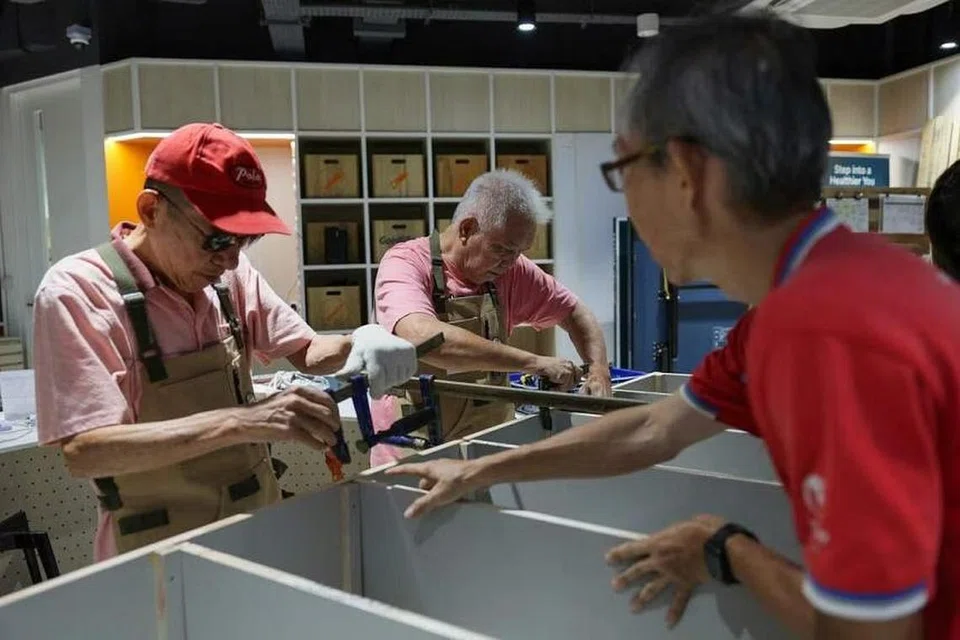 Studio pertukangan di pusat penuaan aktif bertema Goodlife Studio di Bukit Purmei dibuka bagi menarik warga emas lelaki sertai kegiatan pertukangan asas seperti hasilkan bangku dan rak-rak buku.