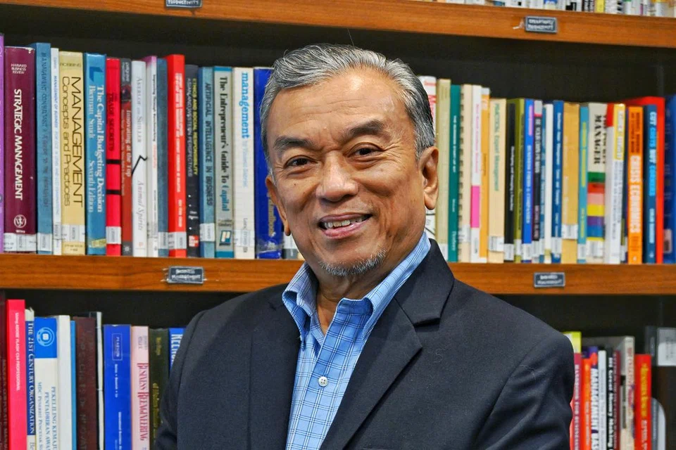 Mantan presiden Lembaga Biasiswa Kenangan Maulud (LBKM), Encik Suhaimi Salleh, menerima Anugerah Jasa Cemerlang Majlis Ugama Islam Singapura (Muis) pada 14 Oktober bagi kepimpinannya yang berwawasan dan komitmen untuk memperkasakan masyarakat Islam Singapura.