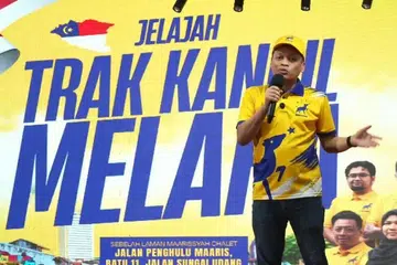 Pemimpin Parti Bersama Malaysia (Bersama), Nik Nazmi Nik Ahmad, ketika berucap pada ceramah pembuka tirai oleh Bersama di Melaka menerusi Jelajah Trak Kancil Melaka di Sungai Udang, Melaka, pada malam 23 Ogos.
