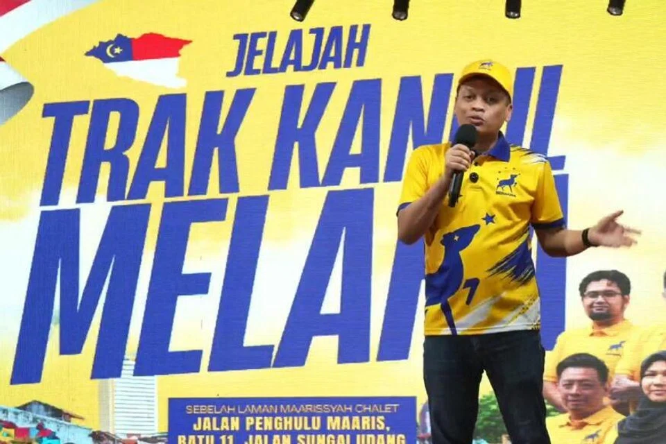 Pemimpin Parti Bersama Malaysia (Bersama), Nik Nazmi Nik Ahmad, ketika berucap pada ceramah pembuka tirai oleh Bersama di Melaka menerusi Jelajah Trak Kancil Melaka di Sungai Udang, Melaka, pada malam 23 Ogos.
