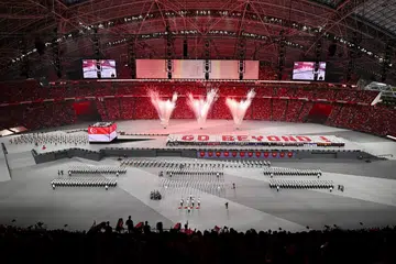 Pandangan dari bahagian atas Stadium Negara formasi perbarisan dalam segmen Istiadat & Perbarisan (P&C) dengan 32 kontinjen – terdiri daripada 26 kontinjen awam dan enam kontinjen Kawalan Kehormatan (GOH) – berada di posisi masing-masing.