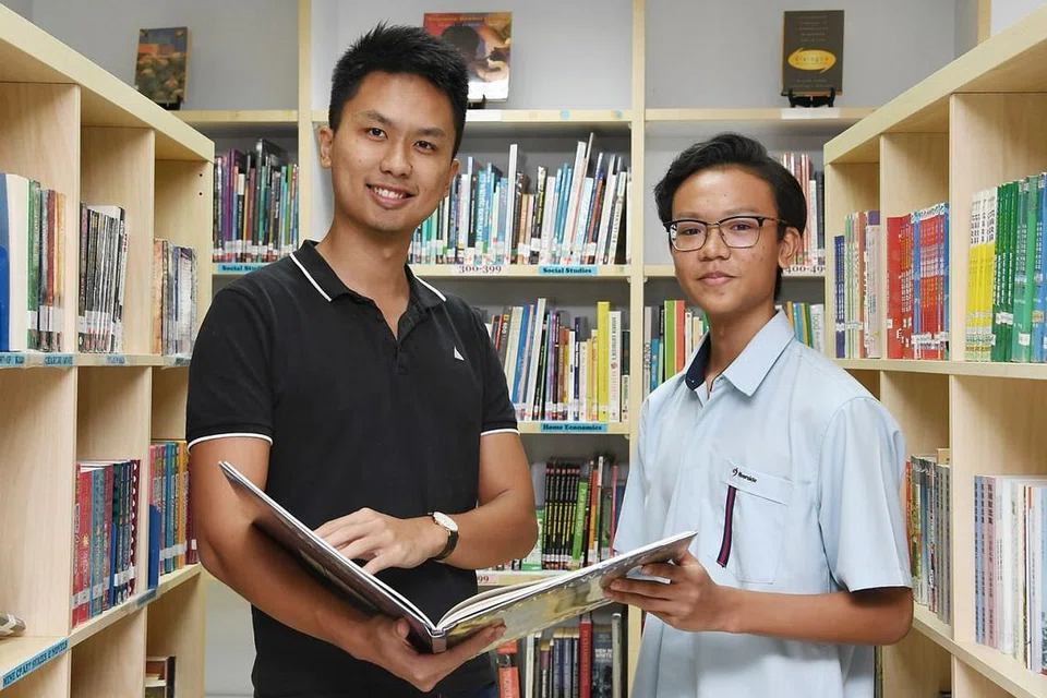 BELAJAR IKUT KEUPAYAAN: Rizq Irfan Nasharudyn, yang mengambil tiga subjek Pengumpulan Berdasarkan Subjek (SBB) semasa di menengah satu berkata teman dan gurunya seperti Encik Godwin Tan (kiri) banyak membantu dalam memantapkan lagi pemahamannya dalam subjek SBB yang diambilnya. - Foto BH oleh KHALID BABA