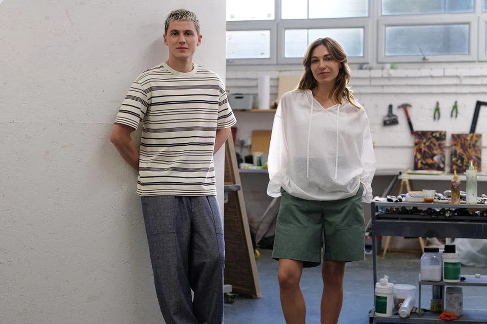 Pakaian daripada koleksi baru musim bunga atau panas Uniqlo dan JW Anderson diperagakan oleh pelukis, Johannes Bosisio (kiri), yang berpangkalan di London dan seniman visual dan persembahan, Anna-Lena Krause (kanan). 