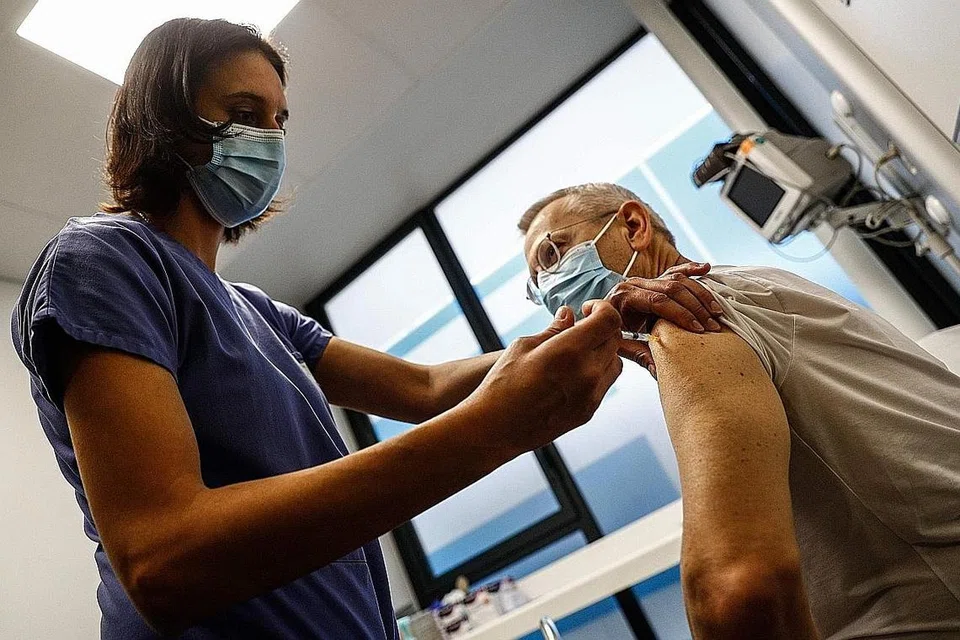 DEMI KESIHATAN: Seorang jururawat menyuntik satu dos vaksin Covid-19 Pfizer-BioNTech di hospital Hotel-Dieu di Paris, pada 2 Januari lalu sedang kempen vaksinasi untuk pekerja penjagaan kesihatan berusia 50 tahun ke atas dilancarkan di hospital itu. - Foto AFP