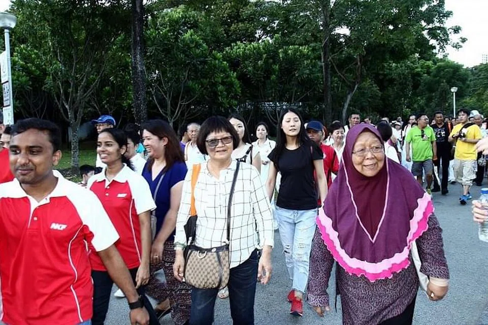 DEMI KESIHATAN: Antara peserta kegiatan anjuran Geng Sihat SG dan NKF di acara jalan kaki dalam mempromosikan gaya hidup sihat di kalangan warga.