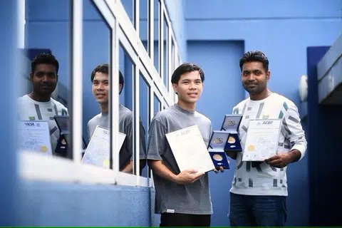 Encik Sa Thu Ya Aung (kiri) dan Encik Jahir menerima Anugerah Penyelamat Komuniti SCDF atas keberanian mereka. 