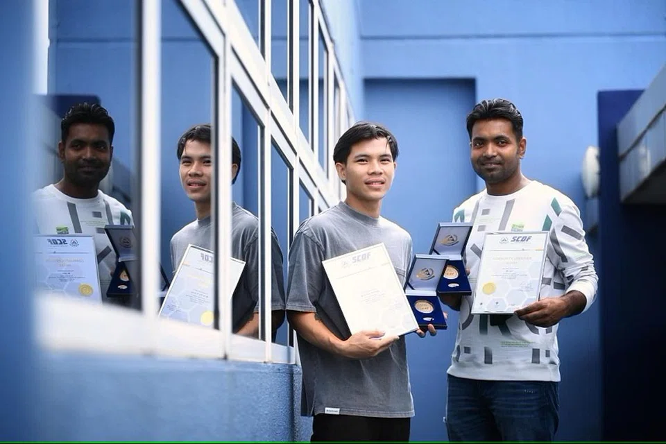 Encik Sa Thu Ya Aung (kiri) dan Encik Jahir menerima Anugerah Penyelamat Komuniti SCDF atas keberanian mereka. 