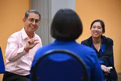 Menteri Negara (Ehwal Dalam Negeri merangkap Pembangunan Negara), Profesor Madya Dr Muhammad Faishal Ibrahim (kiri), bersama Pakar Pemulihan Pembetulan Kanan dari Perkhidmatan Penjara Singapura, Cik Chang Xin En (kanan), beramah mesra dengan seorang pesalah wanita di Institusi A4 di Kompleks Penjara Changi pada 5 Ogos.