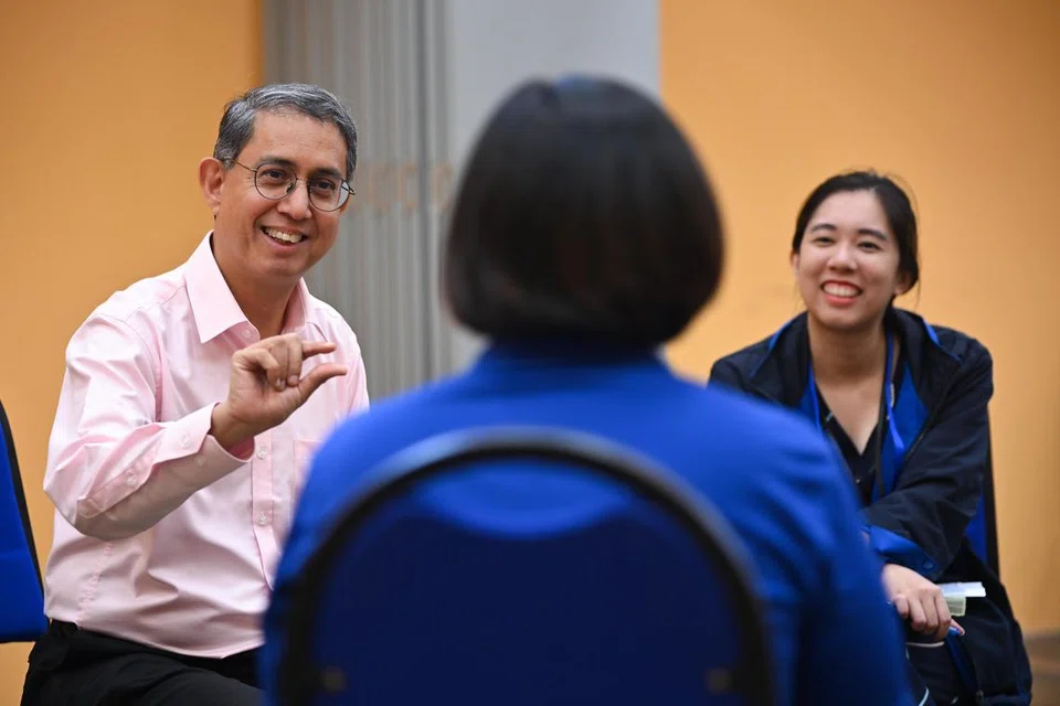 Menteri Negara (Ehwal Dalam Negeri merangkap Pembangunan Negara), Profesor Madya Dr Muhammad Faishal Ibrahim (kiri), bersama Pakar Pemulihan Pembetulan Kanan dari Perkhidmatan Penjara Singapura, Cik Chang Xin En (kanan), beramah mesra dengan seorang pesalah wanita di Institusi A4 di Kompleks Penjara Changi pada 5 Ogos.