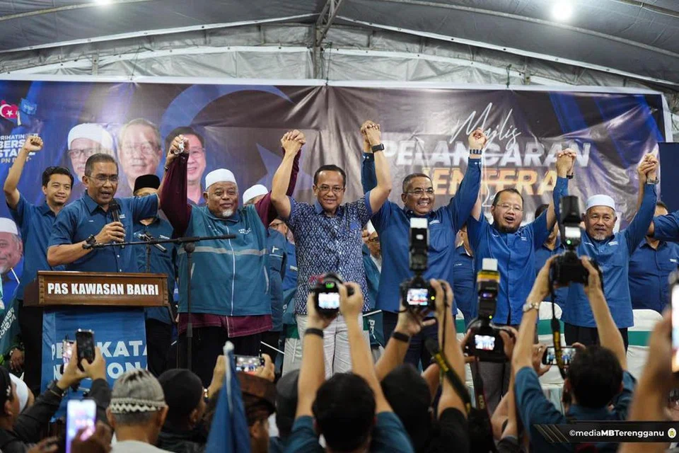 GELOMBANG PN MENULAR: Ketua Pengarah Pilihan Raya PN, Datuk Seri Muhammad Sanusi Md Nor (tiga dari kanan) bersama pimpinan Parti Islam Se-Malaysia (Pas) pada majlis pengumuman calon PN bagi kerusi Parlimen Pulai dan Dewan Undangan Negeri Simpang Jeram di Johor pada 9 September depan.