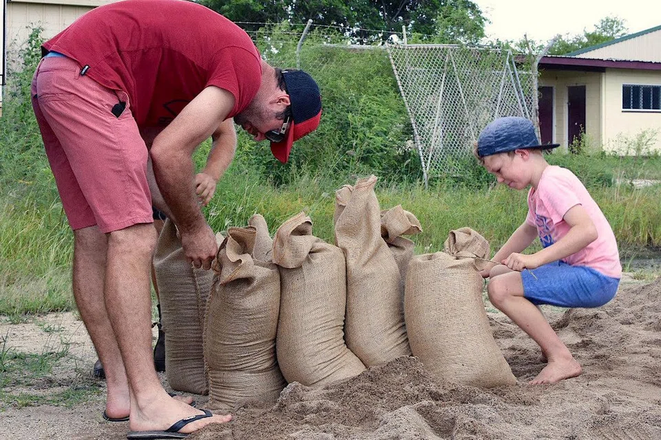 PERSIAPAN TAUFAN: Penduduk di Bowen, selatan Townsville, mengisi beg pasir sebagai persiapan menghadapi puting beliung Debbie semalam. - Foto REUTERS