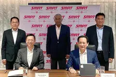 USAHASAMA: (dari kiri) Encik Yap Kim Wah, Naib Pengerusi RTS Operations; Encik Neo Kian Hong, Ketua Pegawai Eksekutif Kumpulan SMRT Corporation; Datuk Thambynathan Jasudasen (anggota lembaga RTS Operations); Encik Seah Moon Ming, Pengerusi SMRT Corporation; dan Encik Abu Bakar Mohd Nor di majlis menandatangani perjanjian antara Prasarana Malaysia Bhd dan SMRT Corporation bagi membentuk RTS Operations bulan lalu. - Foto Ihsan ABU BAKAR MOHD NOR
