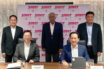 USAHASAMA: (dari kiri) Encik Yap Kim Wah, Naib Pengerusi RTS Operations; Encik Neo Kian Hong, Ketua Pegawai Eksekutif Kumpulan SMRT Corporation; Datuk Thambynathan Jasudasen (anggota lembaga RTS Operations); Encik Seah Moon Ming, Pengerusi SMRT Corporation; dan Encik Abu Bakar Mohd Nor di majlis menandatangani perjanjian antara Prasarana Malaysia Bhd dan SMRT Corporation bagi membentuk RTS Operations bulan lalu. - Foto Ihsan ABU BAKAR MOHD NOR